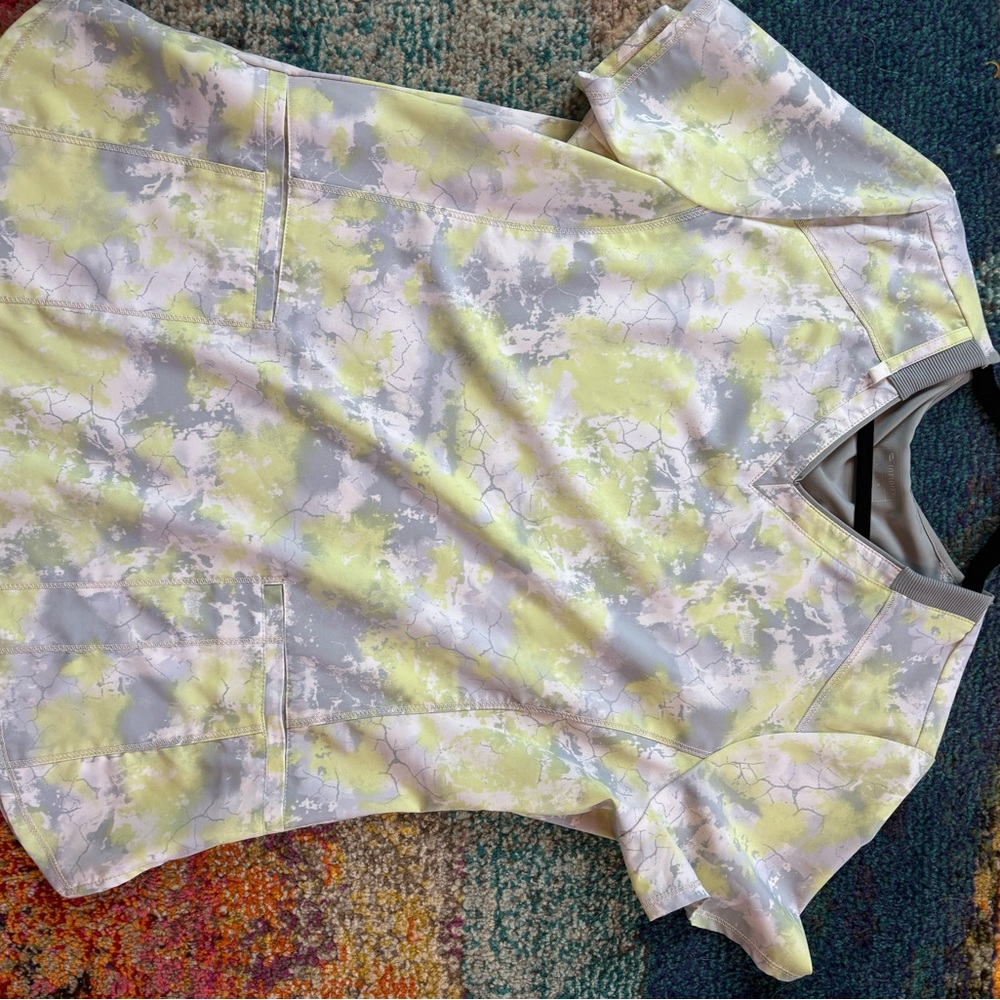 INFINITY scrub top